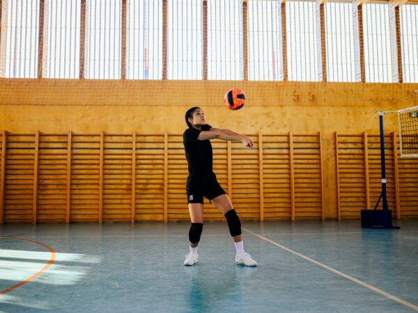kobieta przyjmująca piłkę