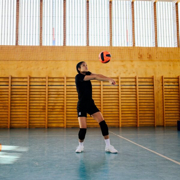 kobieta przyjmująca piłkę