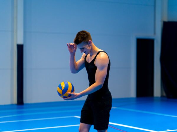 mężczyzna przygotowujący się do meczu