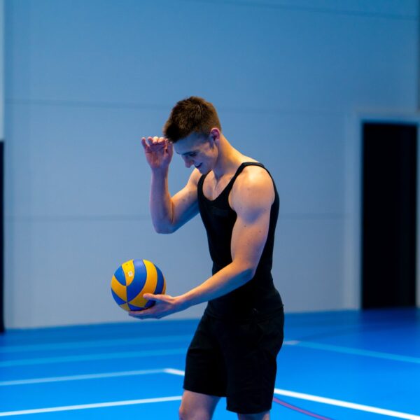 mężczyzna przygotowujący się do meczu